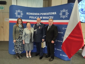 składanie życzeń w tle sala i goście
