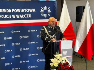 przemowa komendanta w tle ścianka z logo policji Wałcz