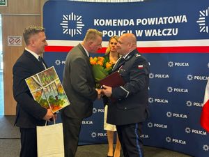 składanie życzeń w tle ścianka z logo policja Wałcz