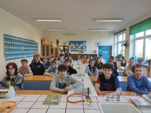 wspólne zdjęcie uczniów z policjantką w tle sala lekcyjna