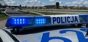 śmieciarka i pracownik dokonuje załadunku kosza