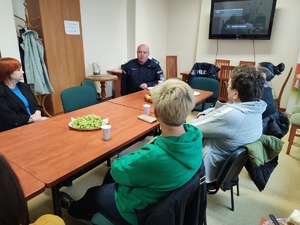 policjanci zabawiają dzieci zabawami edukacyjnymi w tle namiot policyjny i dzieci