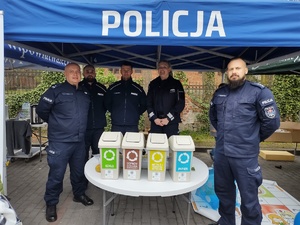 policjanci zabawiają dzieci zabawami edukacyjnymi w tle namiot policyjny i dzieci