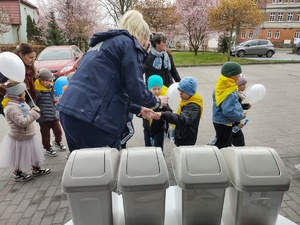 policjanci zabawiają dzieci zabawami edukacyjnymi w tle namiot policyjny i dzieci