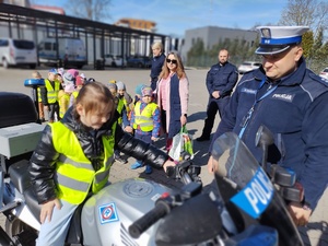 policjanci oprowadzają dzieci po terenie jednostki