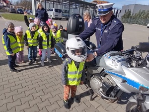 policjanci oprowadzają dzieci po terenie jednostki