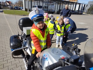 policjanci oprowadzają dzieci po terenie jednostki