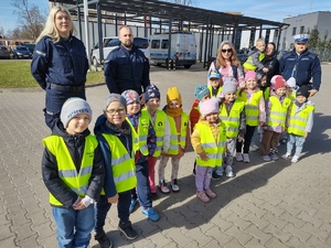 policjanci oprowadzają dzieci po terenie jednostki