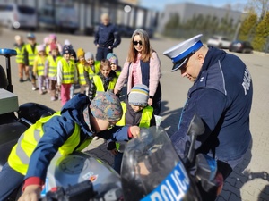 policjanci oprowadzają dzieci po terenie jednostki