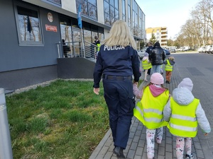 policjanci oprowadzają dzieci po terenie jednostki