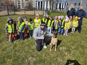 policjanci oprowadzają dzieci po terenie jednostki