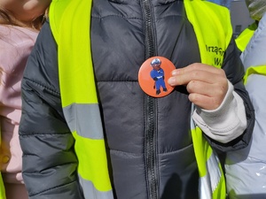 policjanci oprowadzają dzieci po terenie jednostki