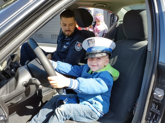 dzieci w towarzystwie policjantów zwiedzają komendę policji