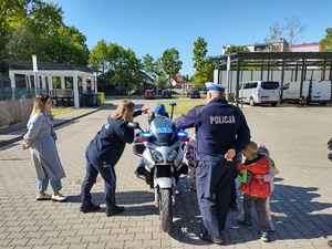 dzieci w towarzystwie policjantów zwiedzają komendę policji