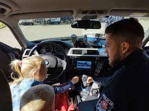 dzieci w towarzystwie policjantów zwiedzają komendę policji