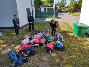 dzieci w towarzystwie policjantów zwiedzają komendę policji