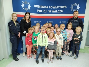 dzieci w towarzystwie policjantów zwiedzają komendę policji