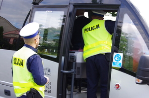 policjant kontroluje autobus