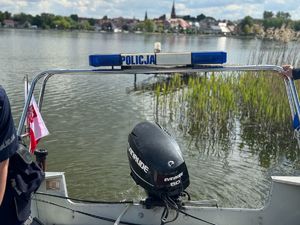 zamontowany silnik łodzi w tle trzciny