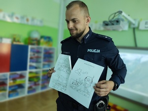 policjant trzyma w dłoniach ilustracje w tle sala