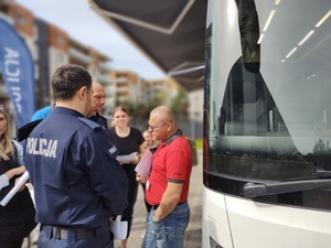policjant oddaje honorowo krew w tle wyposażenie krwiobusa