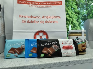 paczka dla honorowych dawców w tle okno ambulansu