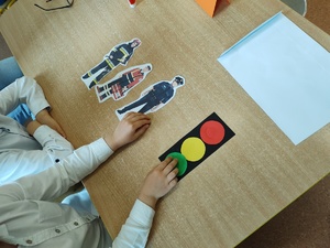 przedszkolaki wykonują zadanie na tle stołu