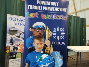 zawodnicy w czasie turnieju w tle banery