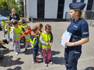 dzieci zwiedzają komendę w tle budynek komendy