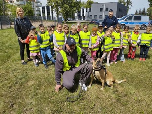 dzieci zwiedzają komendę w tle budynek komendy