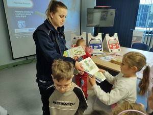 dzieci zwiedzają komendę w tle budynek komendy