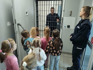 dzieci zwiedzają komendę w tle budynek komendy