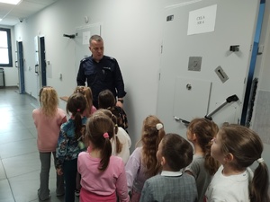 dzieci zwiedzają komendę w tle budynek komendy