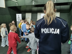 dzieci zwiedzają komendę w tle budynek komendy
