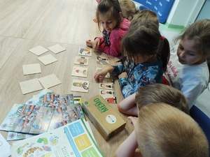 dzieci zwiedzają komendę w tle budynek komendy
