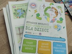 dzieci zwiedzają komendę w tle budynek komendy