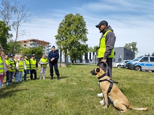 dzieci zwiedzają komendę w tle budynek komendy
