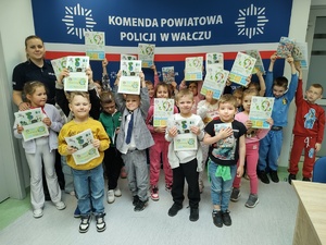 dzieci zwiedzają komendę w tle budynek komendy