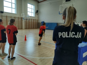 test sprawności fizycznej w tle zawodnicy i policjantka