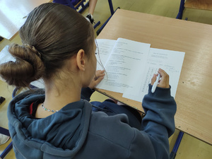 zawodniczka pisze test w tle blat stołu