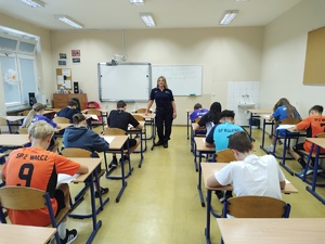uczestnicy piszą test w tle tablica