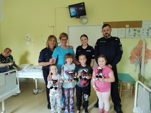 wspólne zdjęcie personelu, dzieci i policjantów w tle sala
