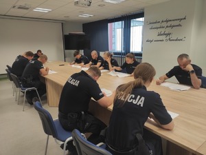 policjanci piszą test w tle ściany w pomieszczeniu