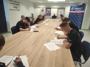 policjanci piszą test w tle ściany w pomieszczeniu