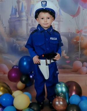 chłopiec mundurze policjanta w tle tapeta