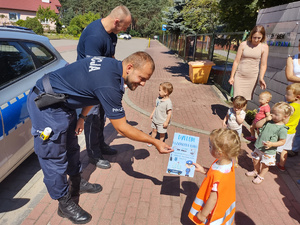 Policjanci odwiedzili dzieci ze żłobka Leśna Kraina w Człopie