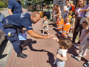 Policjanci odwiedzili dzieci ze żłobka Leśna Kraina w Człopie