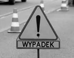 czarno biały trójkąt z napisem Uwaga wypadek