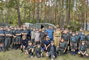 służby wizytują obóz harcerski w tle las i namioty