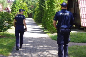 policjanci dzielnicowi w patrolu w tle zieleń